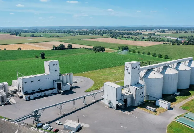 Vue aérienne de l'usine de trituration, comprenant des bâtiments et des silos au milieu de champs