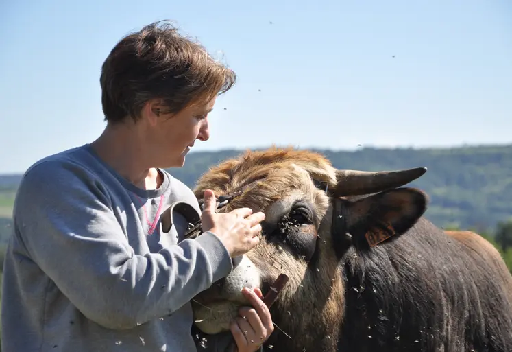 Femme avec vache de race aubrac.