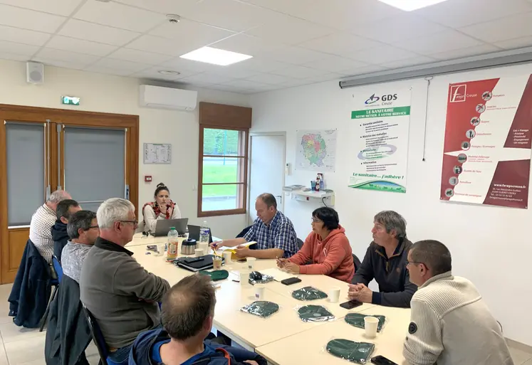 Groupe de gens en réunion autour d'une table