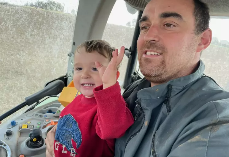 L'éleveur Nicolas Perrier avec son fils dans le tracteur.