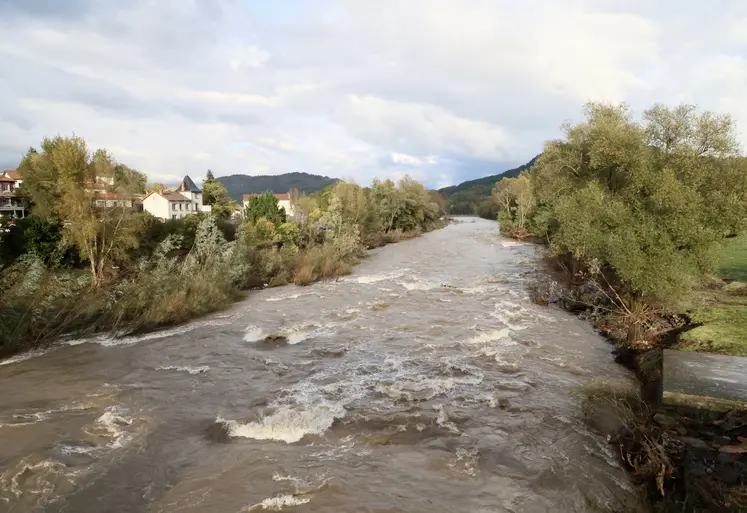 Cours d'eau en crue intense