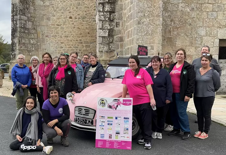 Photo de groupe de la commission des Agricultrices de la FDSEA de la Creuse lors de la Marche rose 2024.