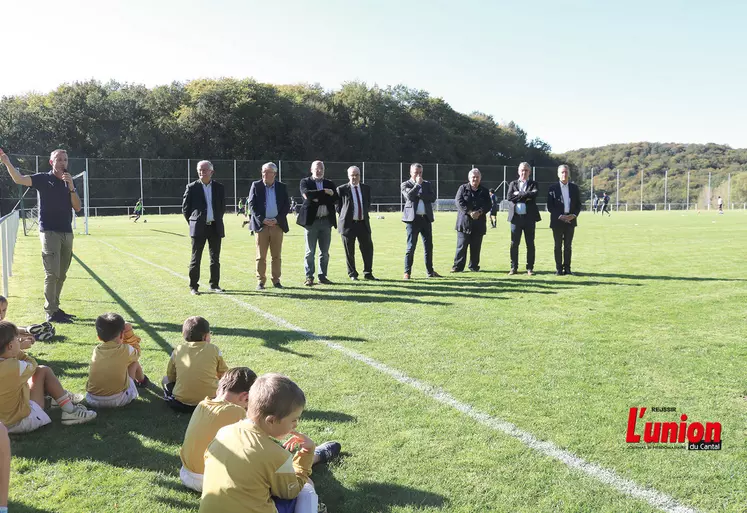 Jeunes footballeurs assis au stade de Parlan