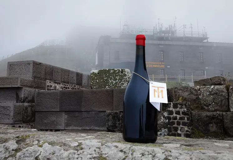 magnum de volcan sur le puy de Dôme dans le brouillard