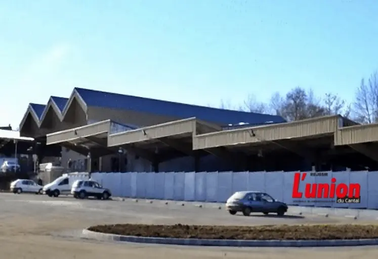 Le marché au cadran de Mauriac vu de l'extérieur