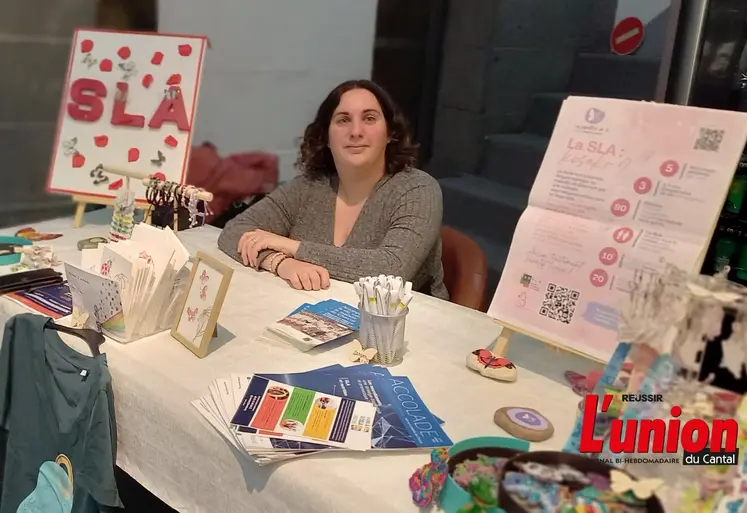 Jeune femme tenant un stand au profit de la recherche contre la maladie de Charcot