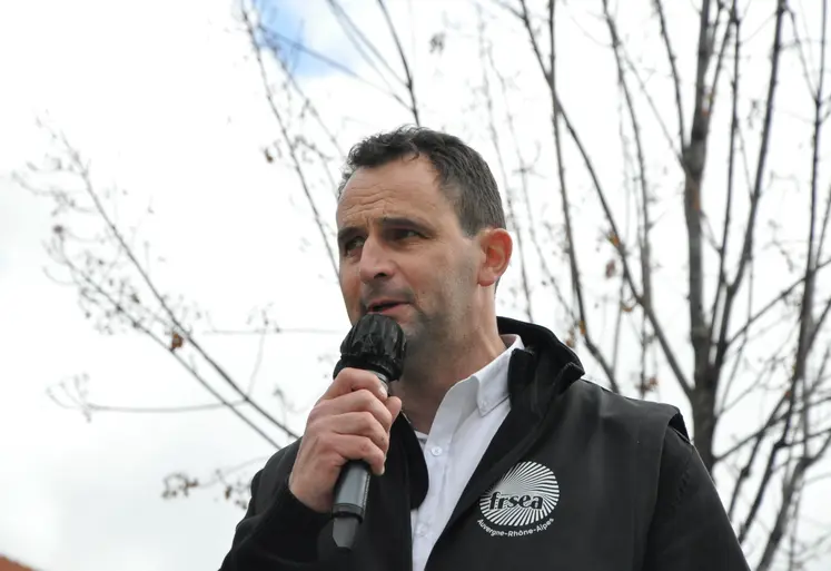 David Chauve sur une estrade lors d'une manifestation agricole organisée sur la Place de Jaude à Clermont-Ferrand.