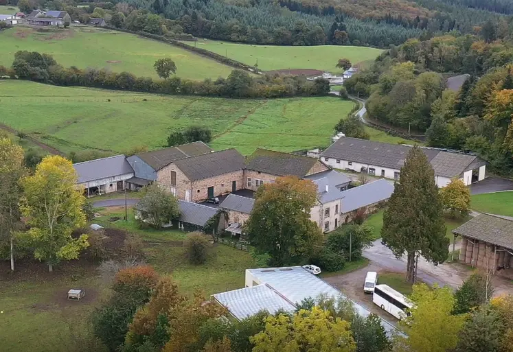 Groupe de bâtiments agricole au milieu des champs