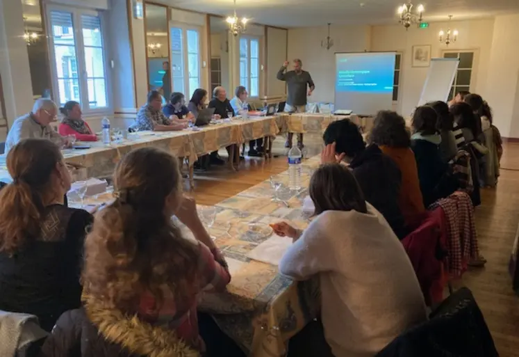 personnes dans une salle de réunion