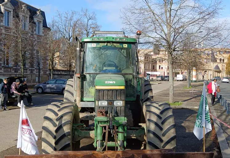 Un tracteur avec un tag "enfant on en rêve, adulte on en crève JA03" est garé devant la préfecture de l'Allier