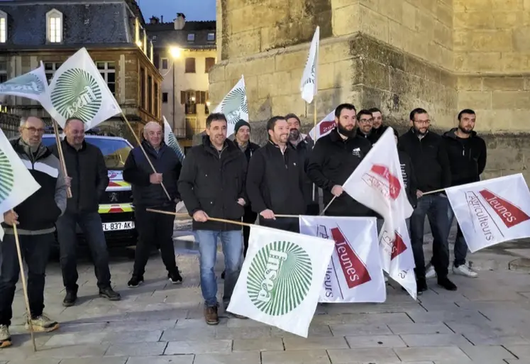 La FDSEA et les JA de Lozère manifestent devant la préfecture