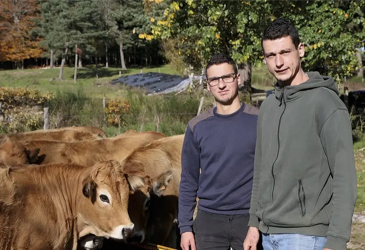 Bastien Nemeth, à droite, accompagné d’Hugo, l’un de ses deux frères.