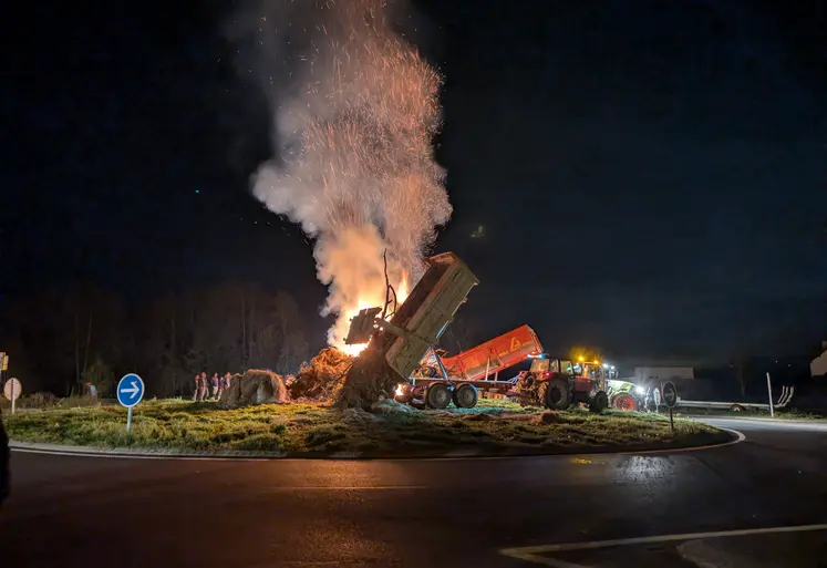 Un feu au milieu d'un rond-point la nuit