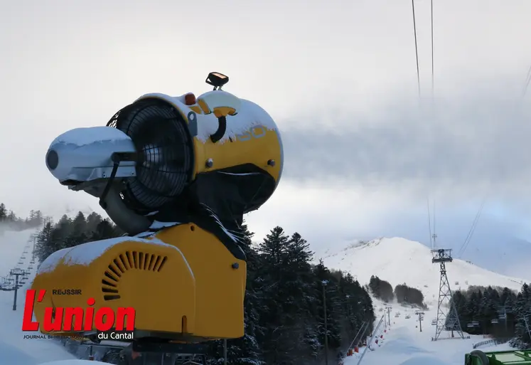 Un canon à neige jaune 