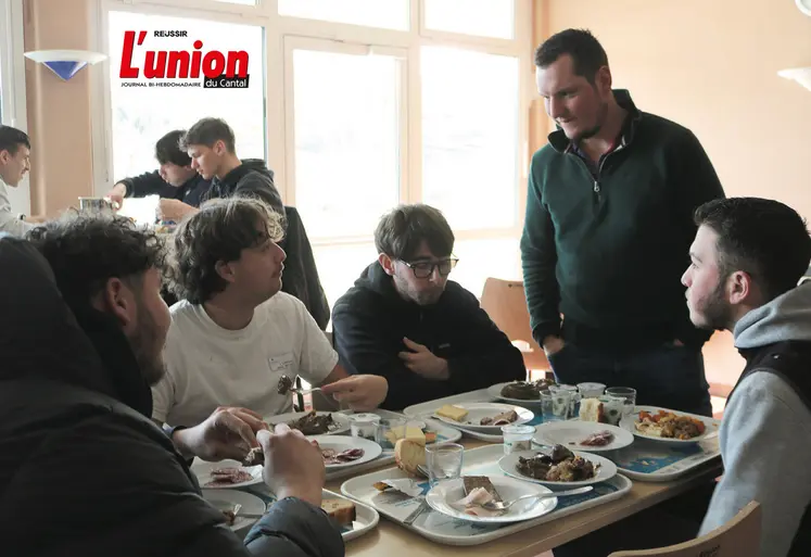 Un produicteur et des élèves en train de manger autour d'une table.