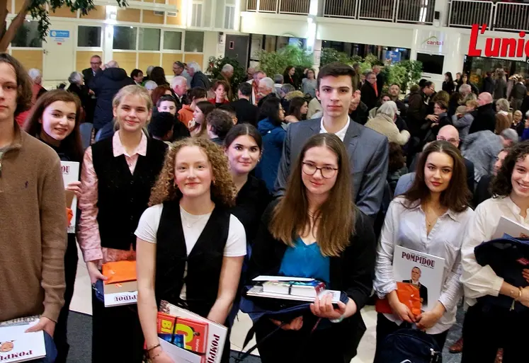 Jeunes participants en public au concours d'éloquence. 