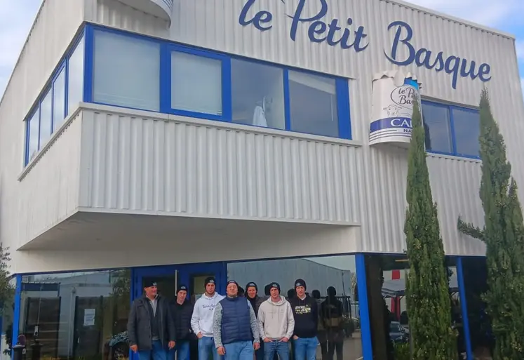 En décembre dernier, les éleveurs qui souhaitent se lancer dans la production ovin lait ont visité l'usine de la société Le Petit Basque près de Bordeaux.