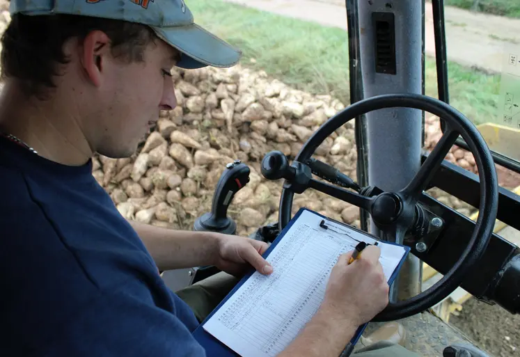 jeune salarié d'EDT au volant d'un engin agricole remplit un formulaire.