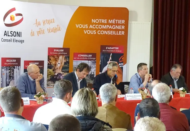5 hommes assis derrière une table, face à une assemblée