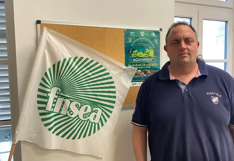 un homme a coté d'un drapeau FNSEA 03