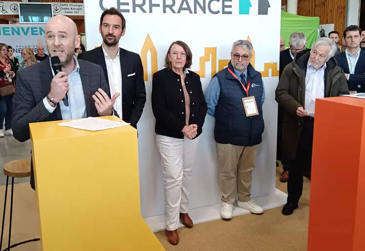 un homme parle au micro