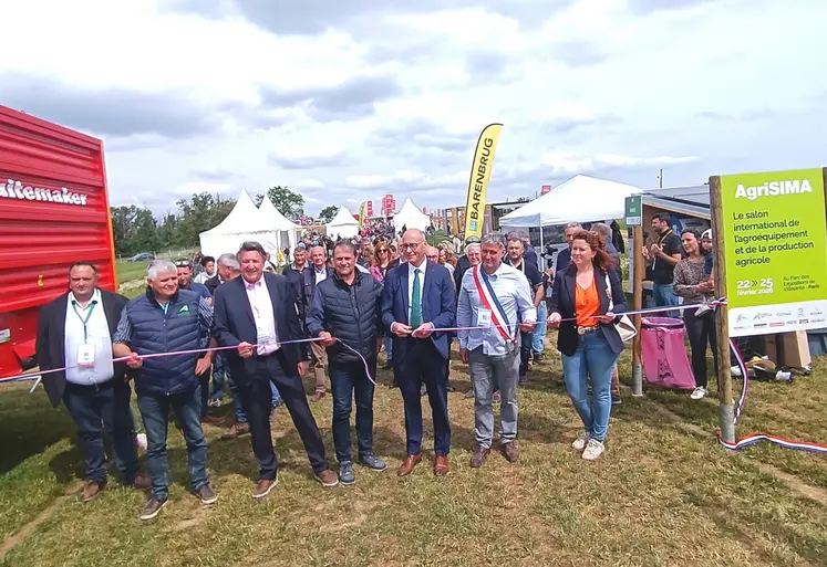 sept personnes derrière un ruban d'inauguration