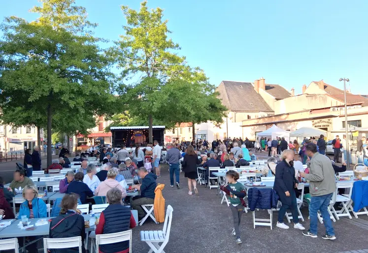 des gens attablés sur une terrasse