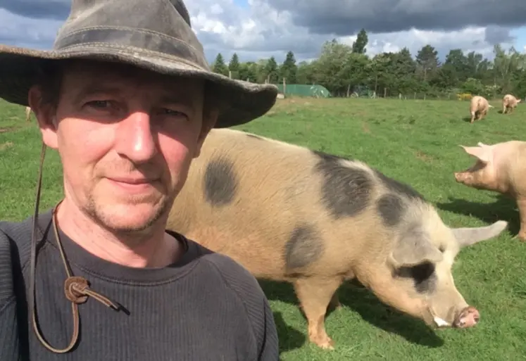 un homme et un porc