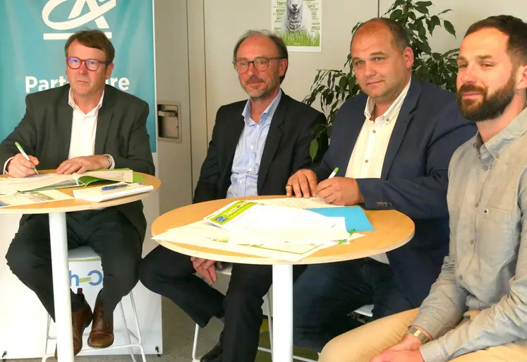 De gauche à droite : Bruno Tardieu président de CACO, Yann de Roquefeuil, directeur général adjoint, Guillaume Metz, président de Tech-Ovin, Nicolas Faurie, directeur de Tech-Ovin