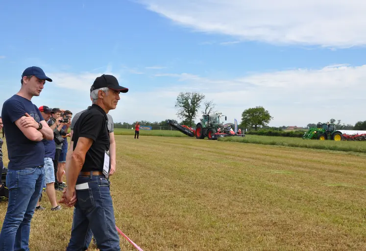 Personnes regardant les démonstrations de matériels au Salon de l'herbe et des fourrages.