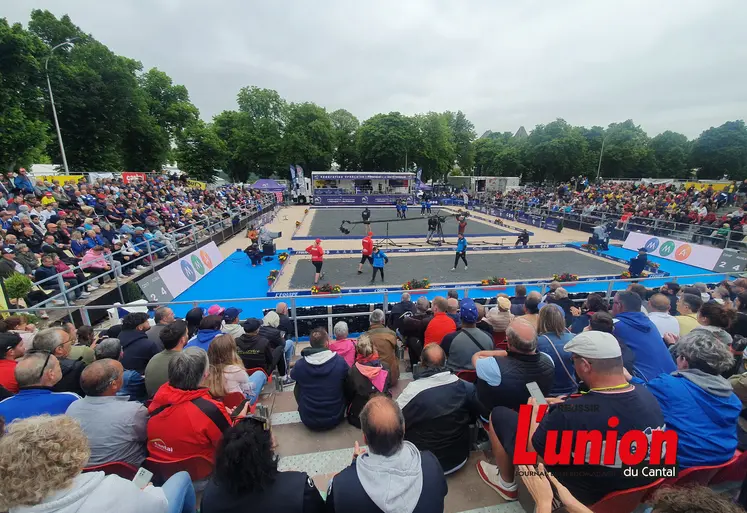 Installé dans les tribunes, le public regarde une partie de pétanque