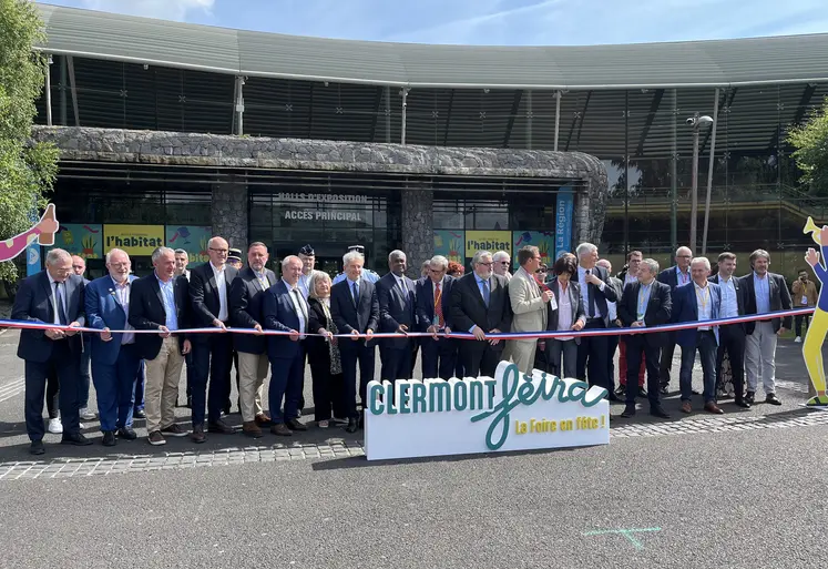 Organisateurs, élus et partenaires présents lors de l'inauguration de Clermont Fèira à la Grande Halle d'Auvergne. 