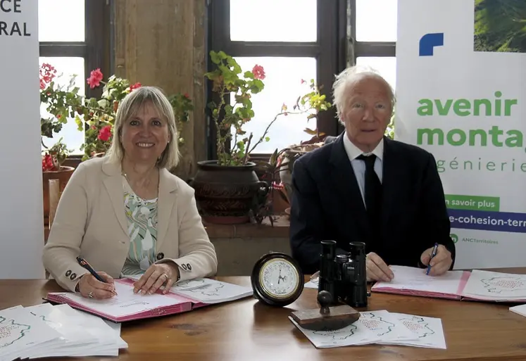 Fabienne Buccio et Brice Hortefeux signent le plan stratégique