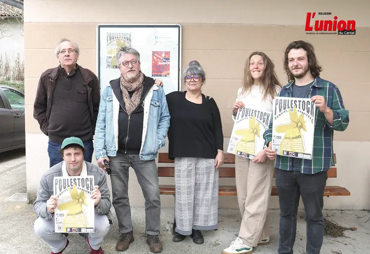 Des gens en train de tenir une affiche pour un festival