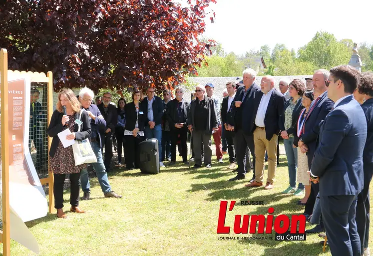 un groupe de personne dans un pré.