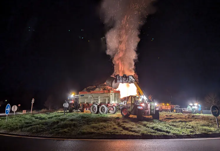 feu sur un rond point agriculteurs