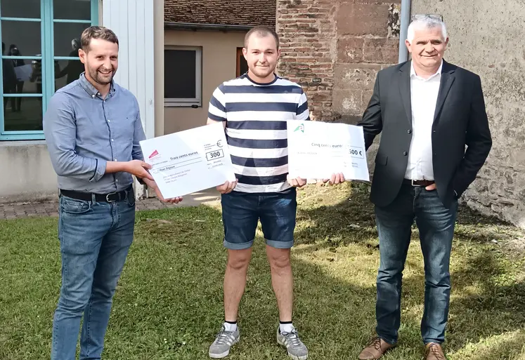 deux présidents remettent chacun un chèque de récompense à un jeune agriculteur