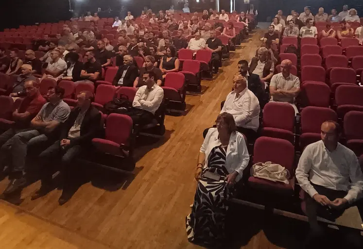 le public assis dans une salle