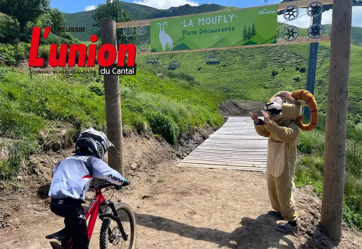 un enfant se lance à Vélo encouragé par la mascotte du Lioran