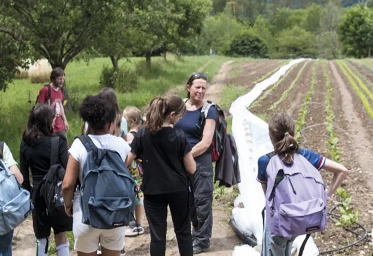 Les élèves de sixième du collège de Florac visite les parcelles du maraîcher Simon Rousset
