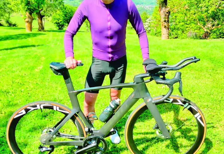 Un sportif et son vélo.