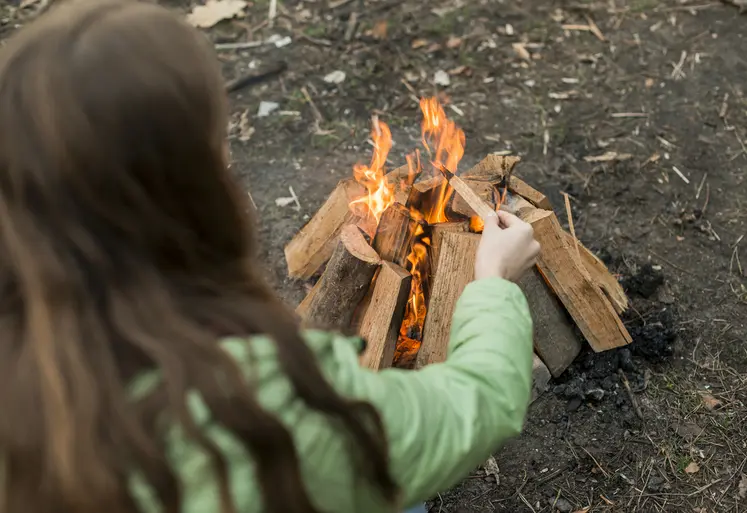 Les feux de camp sont interdit à moins de 200 m des bois et forêts. 