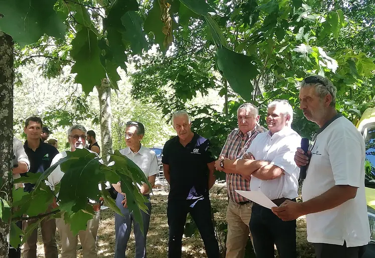 Visite officielle : Sylvain Ray, président du SEMA 03, Christophe Jardoux, président de la Chambre d’agriculture, Jean Laurent, conseiller départemental, Bruno Périchon, CACF,  Alain Deguelle, maire de la commune de Neuvy, Philippe Boismenu, Communauté d’agglomération de Moulins, Philippe Boyer, élu Chambre, Yannick Monnet, député.