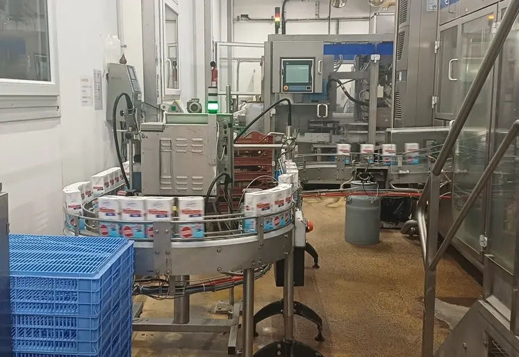 Les briques de lait Gérentes sur la chaine de production.