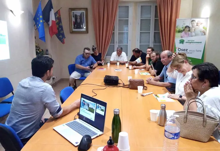 un groupe de personnes réunies autour d'une table
