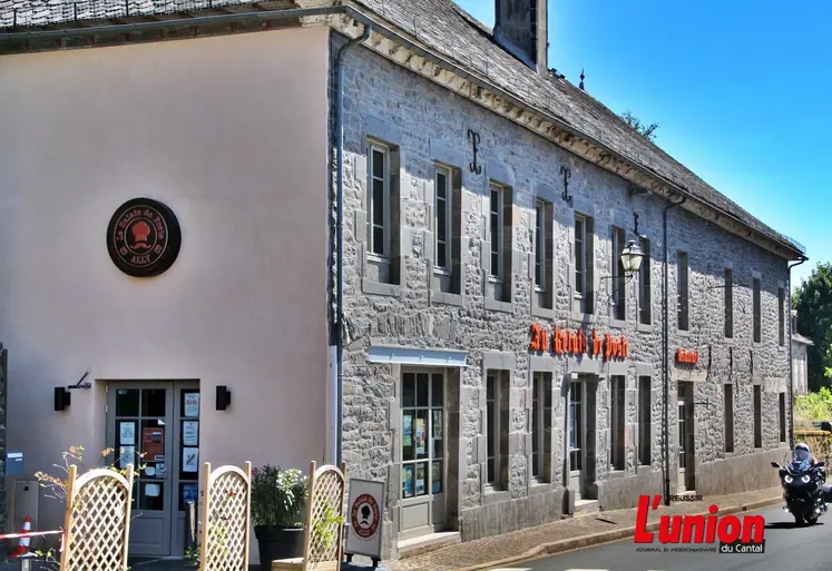 Façade du Relais de Poste à Ally. 