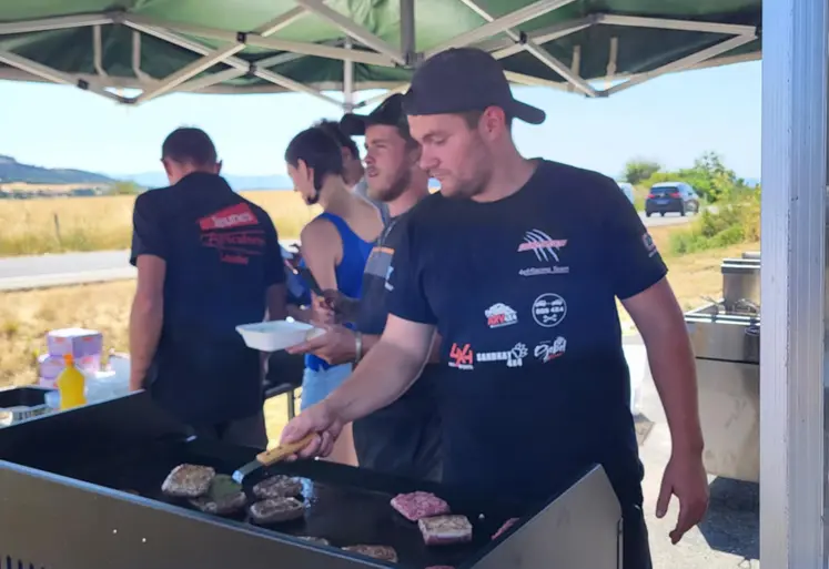 Les Jeunes agriculetusr du CCJA de Loudes pour leur Paiuse Fermière à Coubladour le 5 juillet.