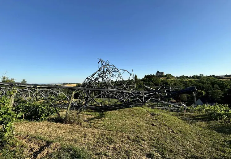 pylône électrique déraciné par l'orage