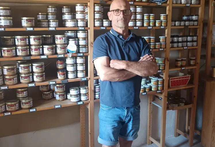 un homme dans sa boutique devant ses produits