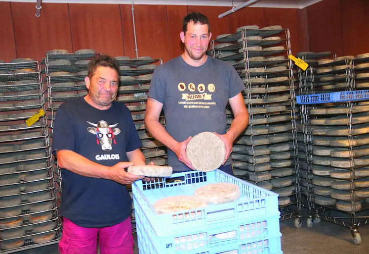 deux hommes, la famille Lemmet, avec du fromage saint-nectaire